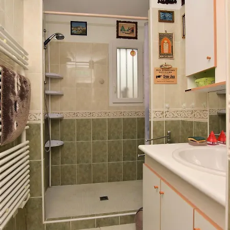 Cozy Holiday In Les Petits Bonneveaux Near Sea *