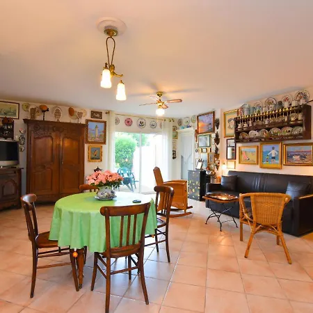 Casa vacanze Cozy Holiday In Les Petits Bonneveaux Near Sea Salles-sur-Mer