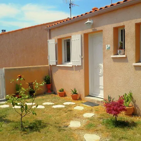 Cozy Holiday In Les Petits Bonneveaux Near Sea